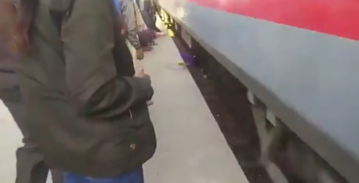 Hai con nhỏ bị rơi xuống đường ray tàu hỏa, người mẹ có hành động khiến nhiều người cảm phục